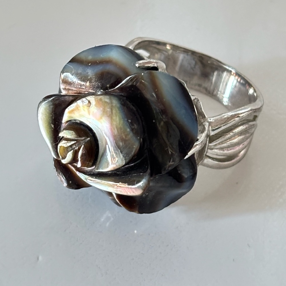 Beautiful chunky Tahitian carved mother-of-pearl rose ring
